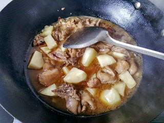 15、土豆烧鸡块,中火慢烧。
