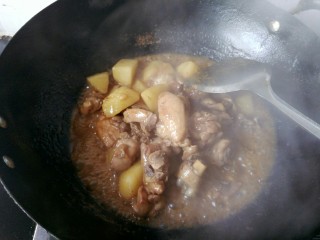 16、土豆烧鸡块,土豆熟了，汤汁变浓稠，放入鸡精，可以盛入盘中了。