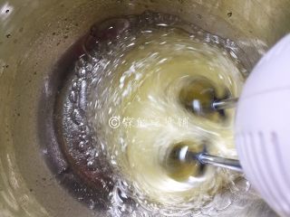 7、舒芙蕾松饼,用打蛋器搅打，并分三次加入细砂糖