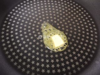 10、舒芙蕾松饼,平底锅烧热，小火，放入一点点黄油