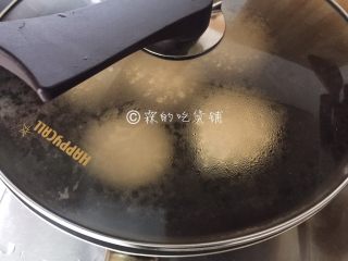 12、舒芙蕾松饼,盖上锅盖，3分钟左右，翻面，再3分钟左右，就差不多可以出锅了