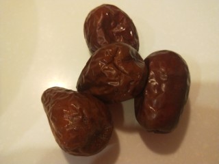 3、小米发糕,我用了四个超大的红枣。