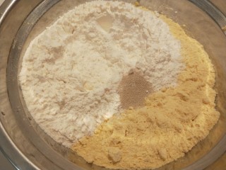 5、小米发糕,加入酵母。