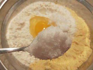 7、小米发糕,加入一勺白糖