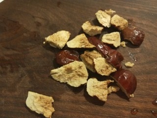 11、小米发糕,大枣去核切瓣。