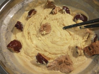 12、小米发糕,加入面糊中搅拌均匀。