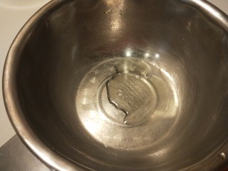 13、小米发糕,磨具抹上油。