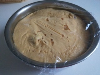 16、小米发糕,看到有气孔就发好了，带着保鲜膜直接蒸，用牙签多扎几个洞。