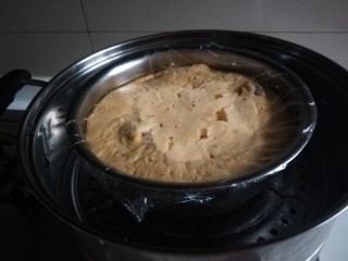 17、小米发糕,放入蒸锅大火烧开蒸半小时。