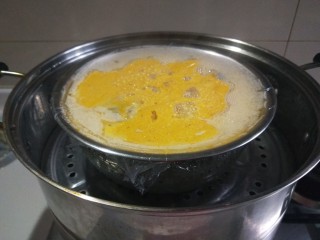 18、小米发糕,蒸好的拿出来稍微凉一下。