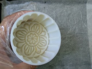 10、蔓越莓土豆月饼,模具抹上少许植物油防粘。