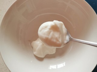 3、酸奶鸡蛋饼,取150克放入大碗