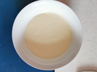6、酸奶鸡蛋饼,搅打细腻