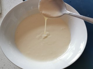 7、酸奶鸡蛋饼,这样粘稠的糊状就可以了