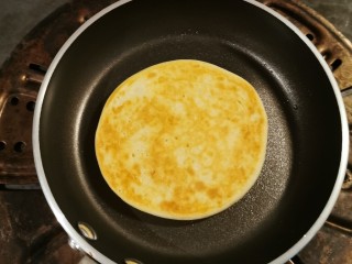 10、酸奶鸡蛋饼,待一面金黄翻面