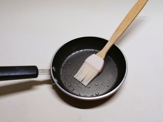 11、酸奶鸡蛋饼,取另一只锅刷油