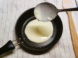 12、酸奶鸡蛋饼,倒入面糊  交替完成  比较节省时间