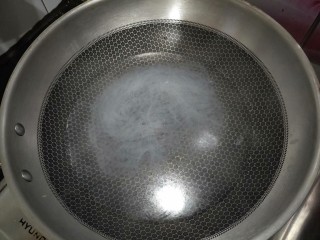 2、肉沫粉丝包,烧水，水开后，粉丝放进去煮一分钟