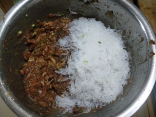 7、肉沫粉丝包,抓均匀后，加入粉丝。