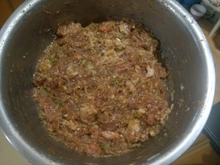 8、肉沫粉丝包,再抓均匀以后，放入冰箱冷藏。