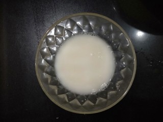 9、肉沫粉丝包,酵母1.5克，5克白糖。用温水融化。