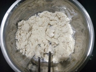 11、肉沫粉丝包,把酵母水倒进去。水不够再加水。一边倒一边搅拌成棉絮状