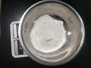 10、肉沫粉丝包,称重面粉，150克。