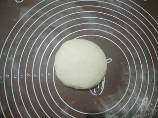 12、肉沫粉丝包,然后揉成稍微硬点的面团。面不能太软。盖上面盆，饧面五分钟。