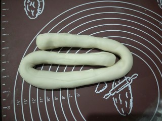 14、肉沫粉丝包,然后搓成长条。折三折回来。再搓成长条，再折回来。如此反复。直到把面团揉的特别光滑。