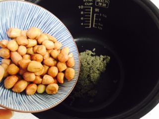 5、红枣花生黑小米粥,花生清洗干净沥干水分倒入电饭煲内胆