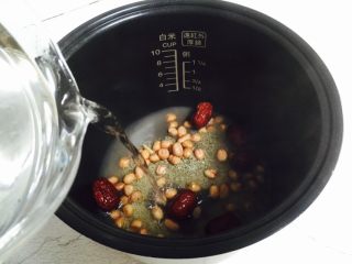 7、红枣花生黑小米粥,倒入热水
