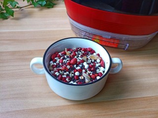 2、黑米红豆粥,加了西米口感更加好喝。