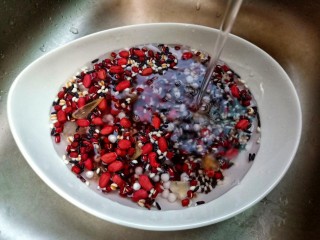 3、黑米红豆粥,加适量的温水浸泡2小时。要熬出又软又滑的粥，泡米是第一步，至少浸泡30分钟让米粒吸收水分。如果加入豆类等食材一定要单独泡水一小时以上，吸入水分后再煮更容易软烂也易于消化吸收。