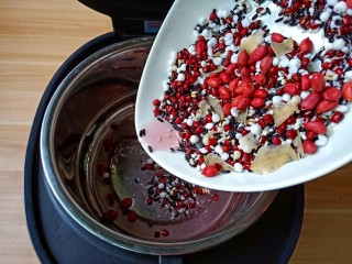 4、黑米红豆粥,内胆放好，倒入泡好的食材。