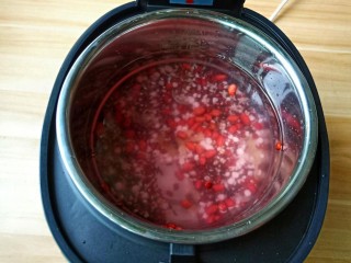 6、黑米红豆粥,我加的水位是在“3”这个位置。稀粥一般大米和水的比例为1：13，稠粥大米和水的比例为：1：10