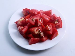 2、番茄牛肉煲,番茄两个切小块备用。