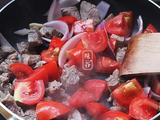 10、番茄牛肉煲,倒入牛肉块翻炒5分钟。
