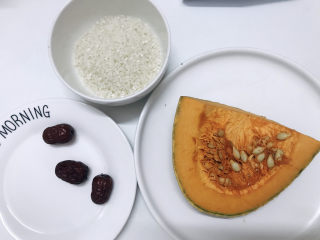 1、红枣南瓜粥,准备大米，南瓜，红枣