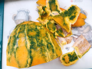 2、红枣南瓜粥,南瓜削去外皮