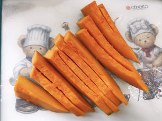 3、红枣南瓜粥,洗干净，先切成条