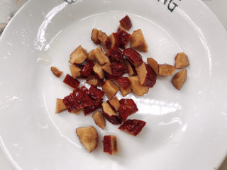 6、红枣南瓜粥,切成小块备用