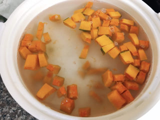 9、红枣南瓜粥,加入南瓜，盖上锅盖煮开