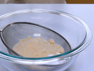 1、巧克力马卡龙,将糖粉48g和杏仁粉53g,混合后过筛入干净的容器中备用。