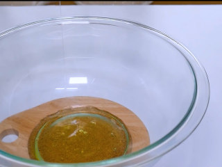 2、巧克力马卡龙,准备45g蛋清打入无水无油的容器中大约两个鸡蛋的蛋清