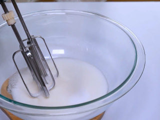 4、巧克力马卡龙,再将电动打蛋器调整至中速,搅打至蛋清泡泡越来越细腻.