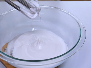 6、巧克力马卡龙,蛋清出现纹路后,加入最后剩下的细砂糖,将电动打蛋器调为低速,搅打至提起打蛋轴,蛋清出现直立的小尖角。