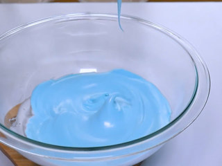 7、巧克力马卡龙,加入食用色素调色。