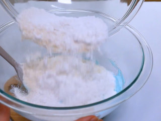 8、巧克力马卡龙,将之前过筛后的杏仁粉和糖粉倒入青白糊中。