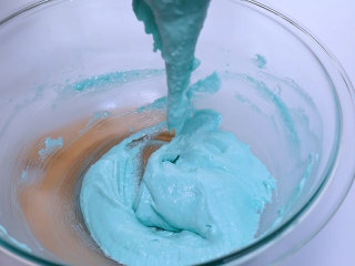 9、巧克力马卡龙,采用从上往下的翻版手法翻拌至看不见干粉!