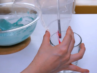 10、巧克力马卡龙,在裱花袋上刷少许食用色素,在装入面糊。